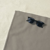 Serviette De Plage Monogramme blanc gris chic (En situation)