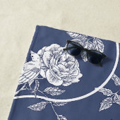 Serviette De Plage Monogramme bleu Chinoiserie Fleurs et oiseaux (En situation)