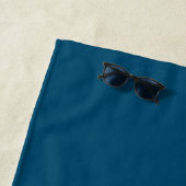 Serviette De Plage Monogramme bleu paon nautique initial (En situation)