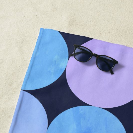 Serviette De Plage Monogramme bleu pourpre et rose des cercles (En situation)