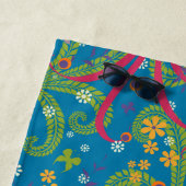 Serviette De Plage Monogramme botanique de feuillage de verdure vive (En situation)