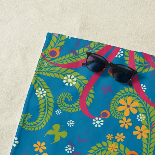 Serviette De Plage Monogramme botanique de feuillage de verdure vive (En situation)