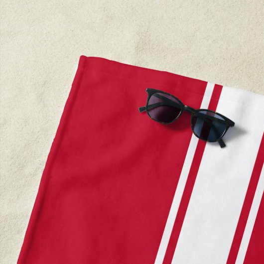 Serviette De Plage Monogramme cool rouge blanc racer (En situation)
