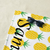 Serviette De Plage Monogramme d'ananas jaune (En situation)