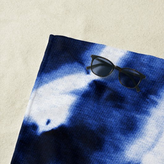 Serviette De Plage Monogramme d'aquarelle de teinture bleu marine Ind (En situation)