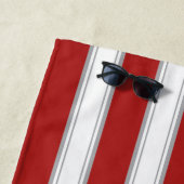 Serviette De Plage Monogramme de bande de cabane en rouge (En situation)