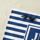 Serviette De Plage Monogramme de bande marine bleu et blanc (En situation)