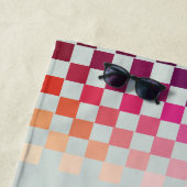 Serviette De Plage Monogramme de bordure à damier à dégradé moderne (En situation)