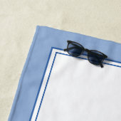 Serviette De Plage Monogramme de crabe bleu et blanc côtier (En situation)