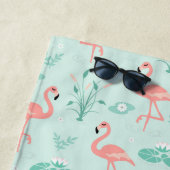 Serviette De Plage Monogramme de flamant rose tropical vert (En situation)