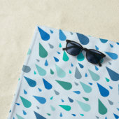 Serviette De Plage monogramme de gouttes de pluie bleu bébé (En situation)