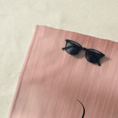 Serviette De Plage Monogramme de métal brossé rose rose Girly (En situation)