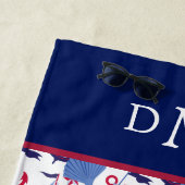 Serviette De Plage Monogramme de Motif marin bleu-rouge (En situation)