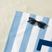 Serviette De Plage Monogramme de nom à rayure bleu marine moderne (En situation)