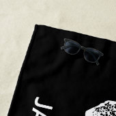 SERVIETTE DE PLAGE MONOGRAMME DE NOM À TROIS LETTRES BLANC MINIMALIST (En situation)