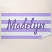 Serviette De Plage Monogramme de nom en écriture à rayure violette (Devant)