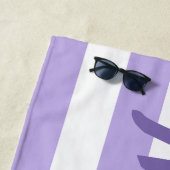 Serviette De Plage Monogramme de nom en écriture à rayure violette (En situation)
