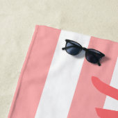 Serviette De Plage Monogramme de nom en écriture Coral Stripe (En situation)