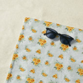 Serviette De Plage Monogramme de nom initial floral jaune vert (En situation)