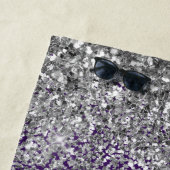 Serviette De Plage Monogramme de Parties scintillant d'argent violet (En situation)