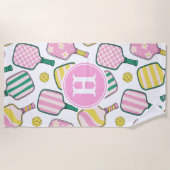 Serviette De Plage Monogramme de Pickleball Rose et Jaune Preppy (Devant)