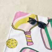 Serviette De Plage Monogramme de Pickleball Rose et Jaune Preppy (En situation)