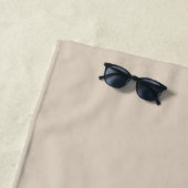 Serviette De Plage Monogramme de script blanc marron moderne (En situation)