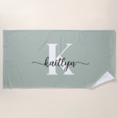 Serviette De Plage Monogramme de script vert Sage (Devant)