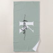 Serviette De Plage Monogramme de script vert Sage (Devant)