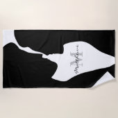 Serviette De Plage Monogramme de silhouette du couple de baisers noir (Devant)