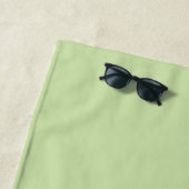 Serviette De Plage Monogramme de style moderne vert clair blanc (En situation)
