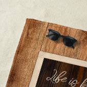 Serviette De Plage Monogramme de ton bois rustique (En situation)