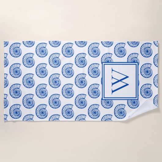 Serviette De Plage Monogramme des coques bleu et blanc côtiers (Devant)