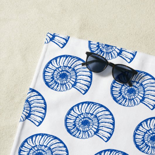 Serviette De Plage Monogramme des coques bleu et blanc côtiers (En situation)