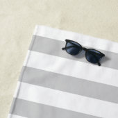 Serviette De Plage Monogramme des rayures or et gris | Couleurs modif (En situation)