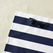 Serviette De Plage Monogramme des rayures rouge et marine (En situation)