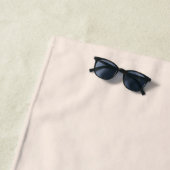 Serviette De Plage Monogramme d'or rose pâle (En situation)
