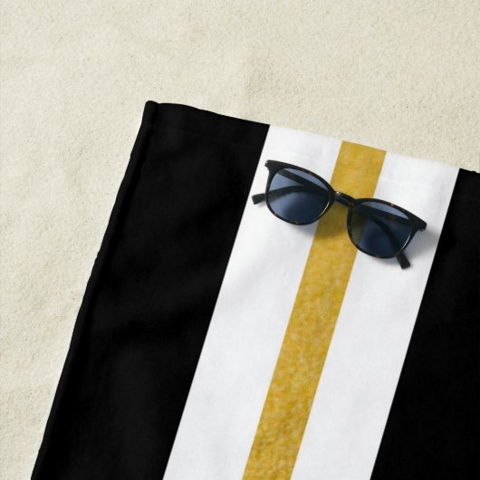 Serviette De Plage Monogramme Elégant Noir & Or Personnalisé (En situation)