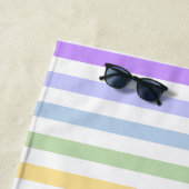 Serviette De Plage Monogramme en Blanc Cirque Pastel Arc-en-ciel rayu (En situation)