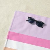 Serviette De Plage Monogramme en Blanc Cirque Pastel Arc-en-ciel rayu (En situation)