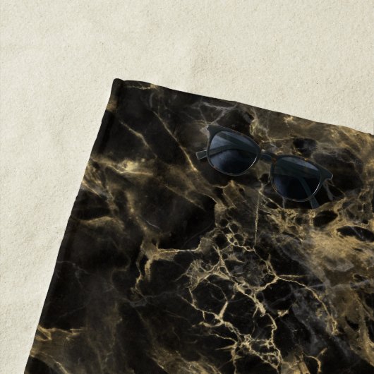 Serviette De Plage Monogramme en marbre noir et or (En situation)