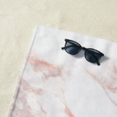 Serviette De Plage Monogramme en marbre rose Toute initiale et nom pe (En situation)