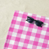 Serviette De Plage Monogramme En vichy plaid rose et blanc (En situation)