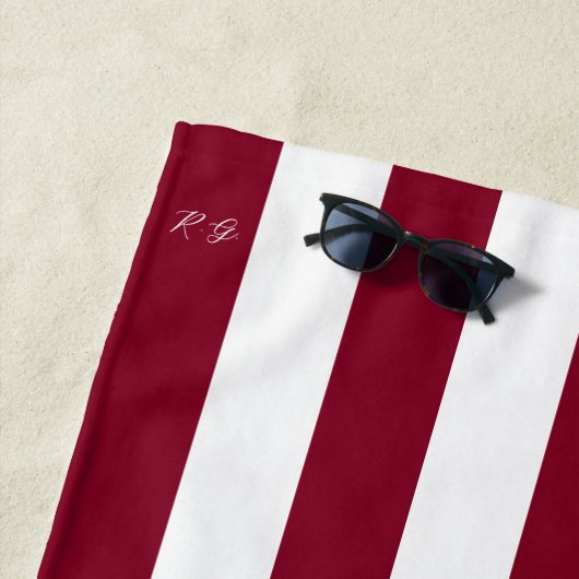 Serviette De Plage Monogramme Épais Rayures Verticales Bourgogne (En situation)