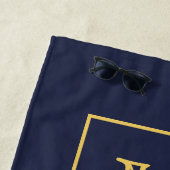 Serviette De Plage Monogramme et nom personnalisés Marine et or Plage (En situation)