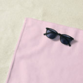 Serviette De Plage Monogramme Féminin Moderne en Écriture Script Rose (En situation)