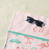 Serviette De Plage Monogramme Flamants roses roses Green Palm Feuille (En situation)