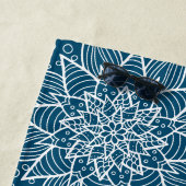 Serviette De Plage Monogramme Floral Élégant Bleu d'Été (En situation)