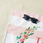 Serviette De Plage Monogramme floral paradis et rayures (En situation)