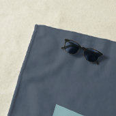 Serviette De Plage Monogramme gris bleu personnalisé (En situation)